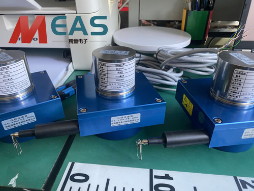防爆拉線位移編碼器為內(nèi)部的電子元件提供了安全保障
